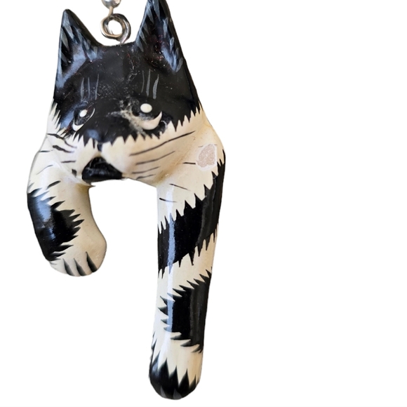 😻 Vintage Black & White Cat Earrings Wood Carved & Hand Painted - Picture 3 of 3